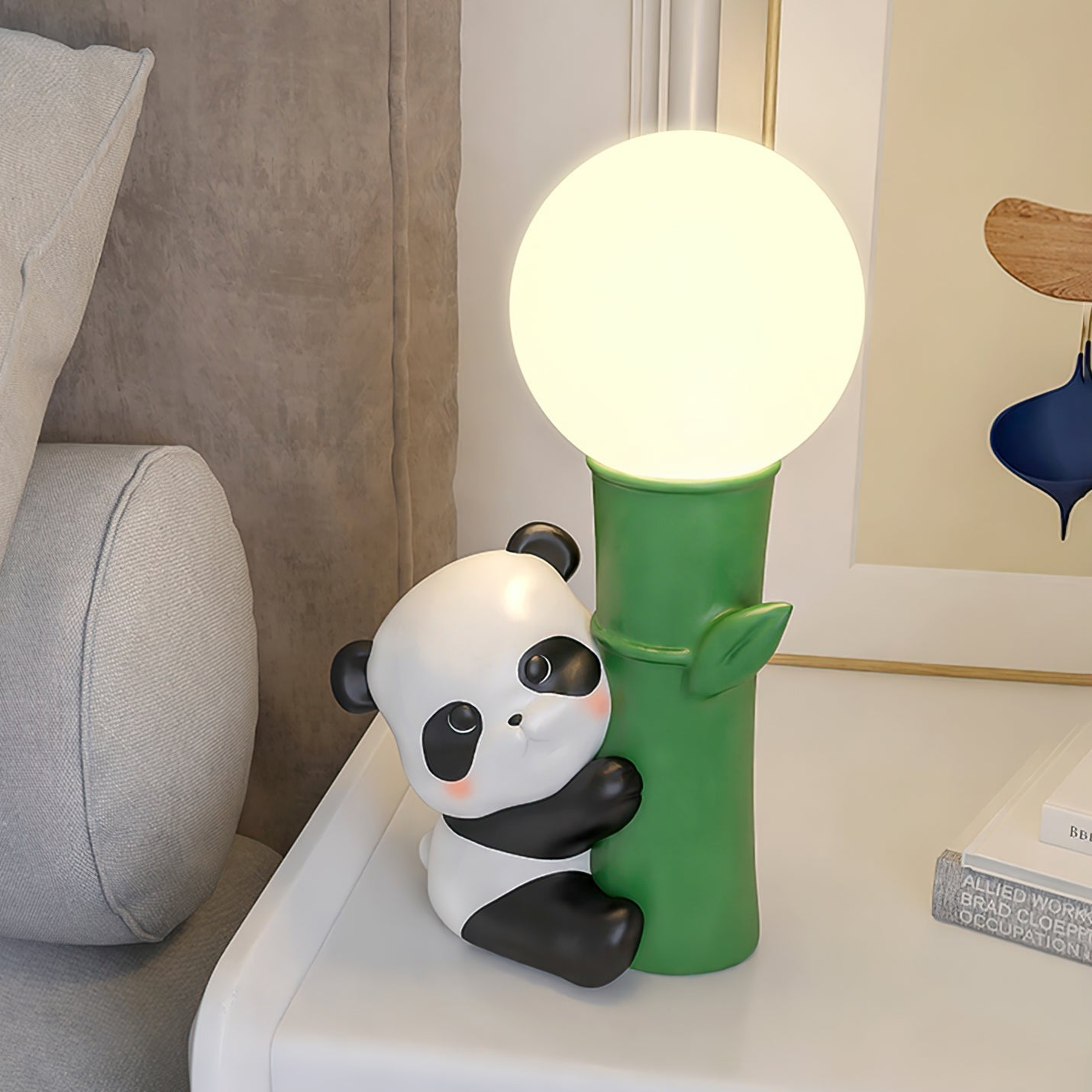 PandaBeam - Lámpara de Mesa con Detalles de Panda e Iluminación Cálida de Bambú