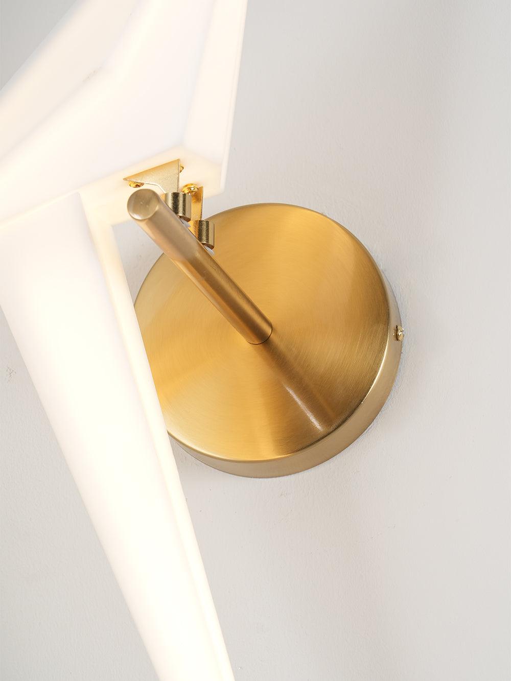 FeatherLuxe – Lámpara de Pared Inspirada en Aves para un Look Caprichoso