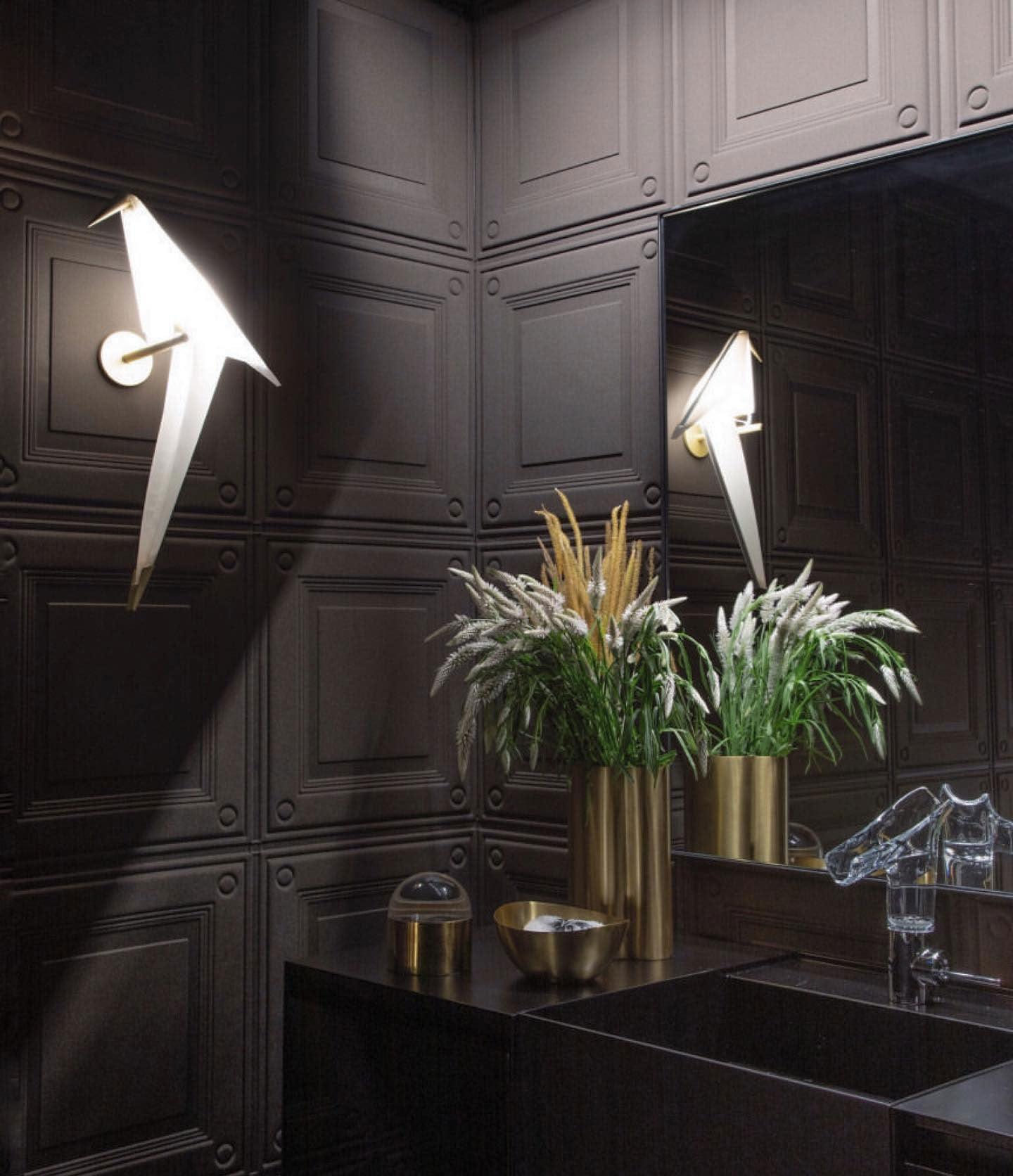 FeatherLuxe – Lámpara de Pared Inspirada en Aves para un Look Caprichoso