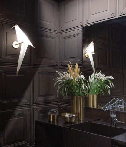 FeatherLuxe – Lámpara de Pared Inspirada en Aves para un Look Caprichoso