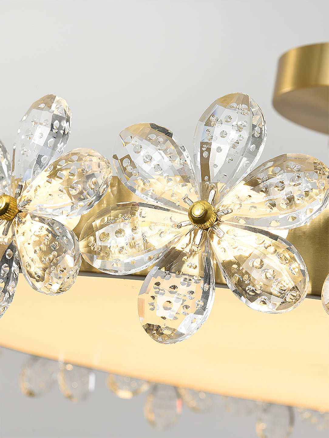 FloralCrystal - Loftlampe med krystalblade og subtil lysfordeling
