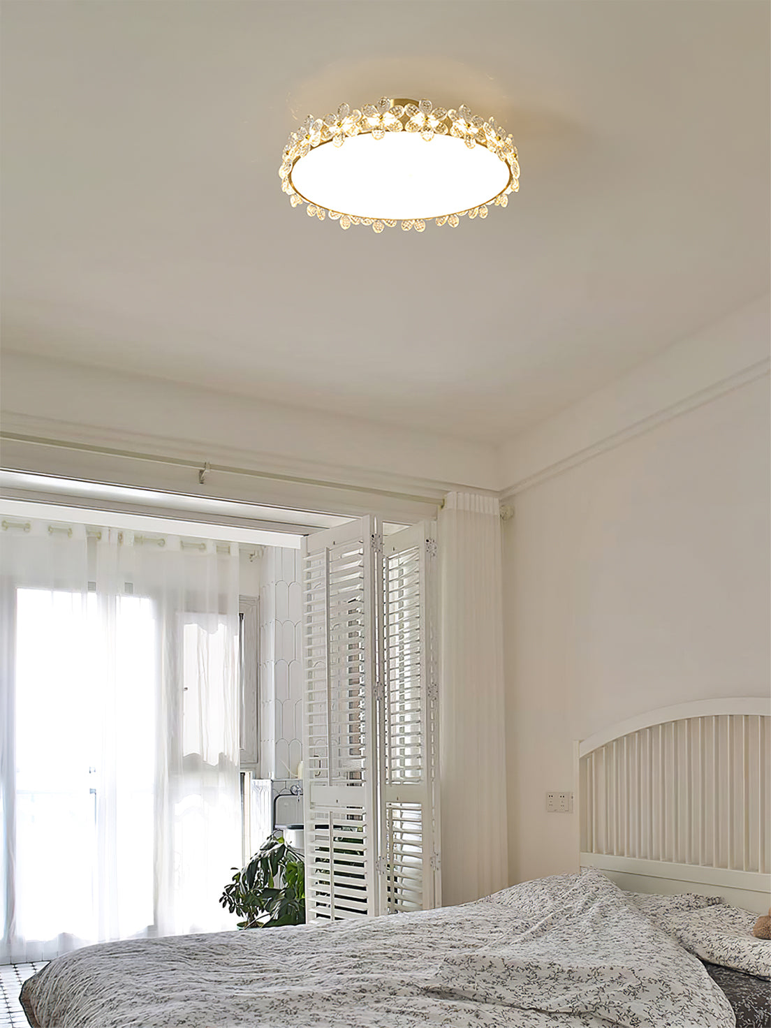 FloralCrystal - Loftlampe med krystalblade og subtil lysfordeling