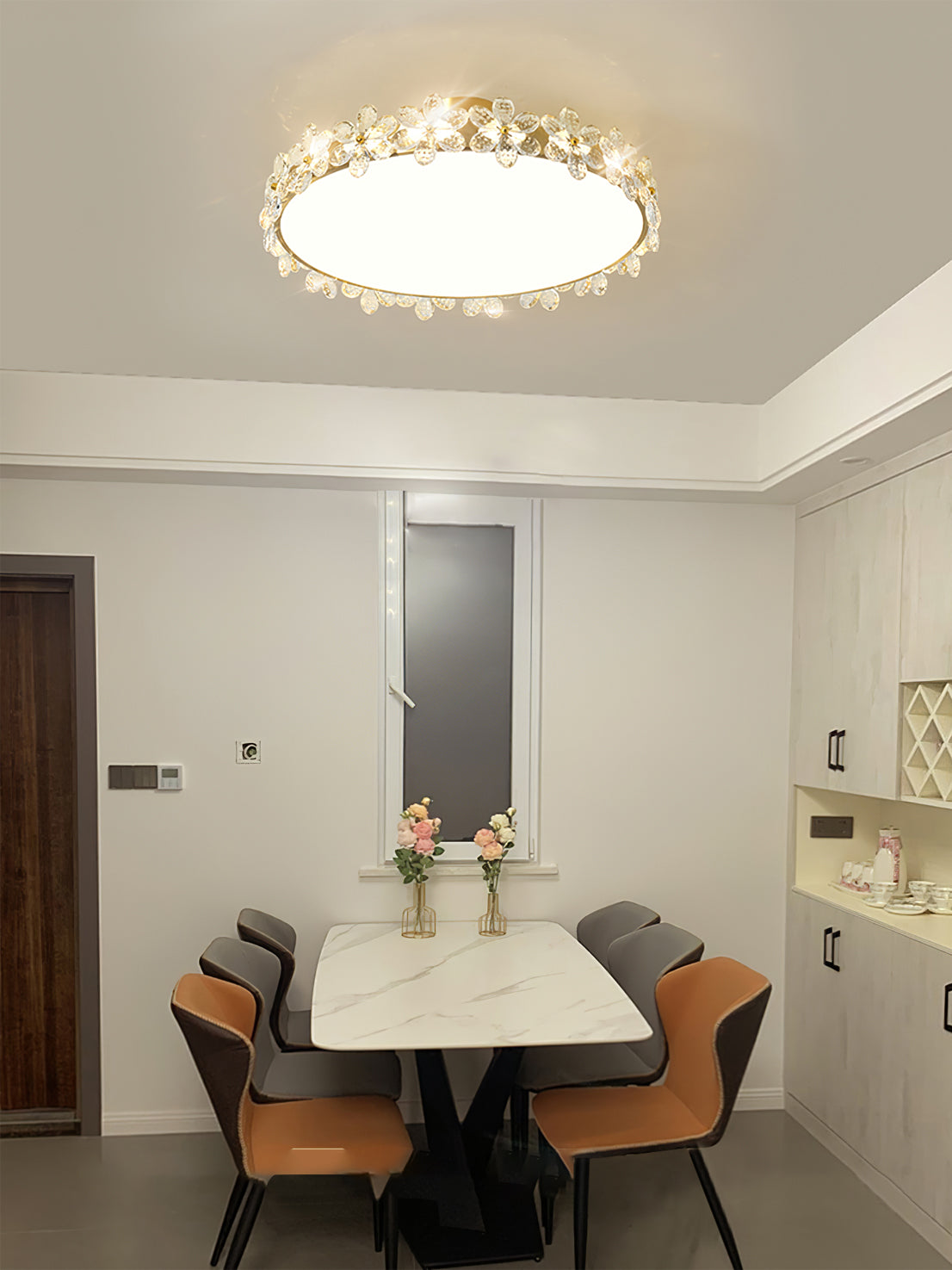 FloralCrystal - Loftlampe med krystalblade og subtil lysfordeling