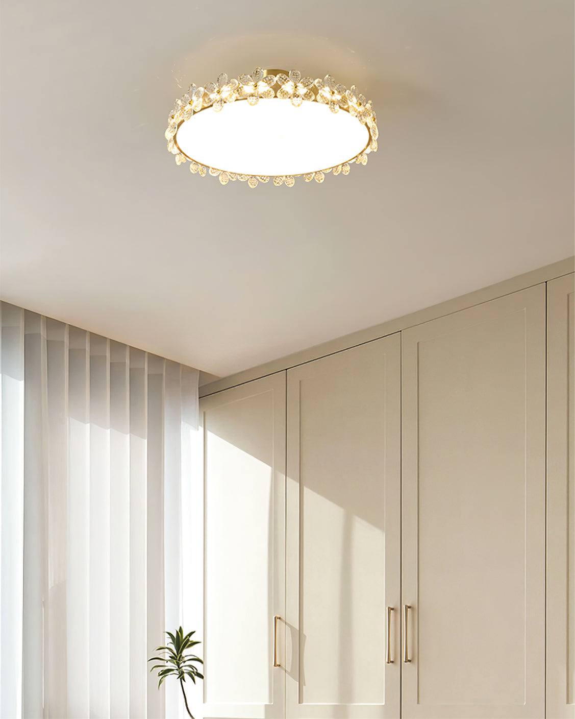 FloralCrystal - Loftlampe med krystalblade og subtil lysfordeling