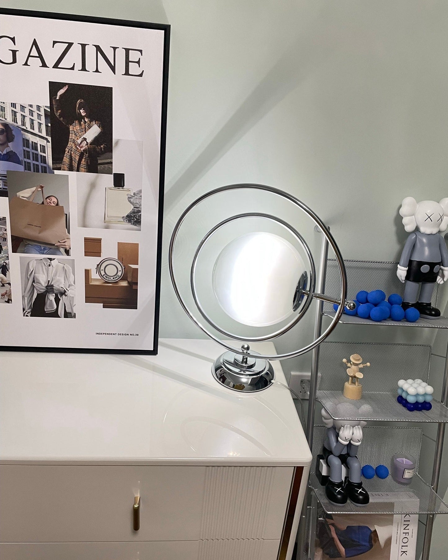 CosmicGlow - Table Lamp with Cosmic Design and Subtle Lighting