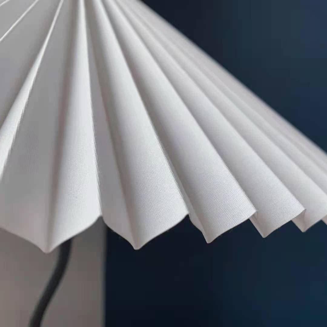 LuxeFold - Bordlampe med premium plisseret skærm og træaccent