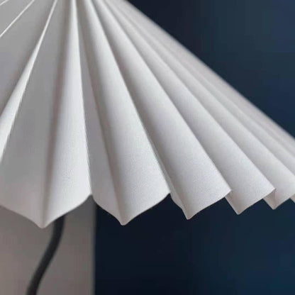 LuxeFold - Bordlampe med premium plisseret skærm og træaccent