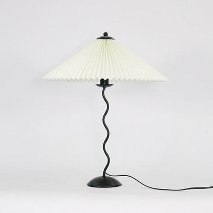 LuxeFold - Bordlampe med premium plisseret skærm og træaccent