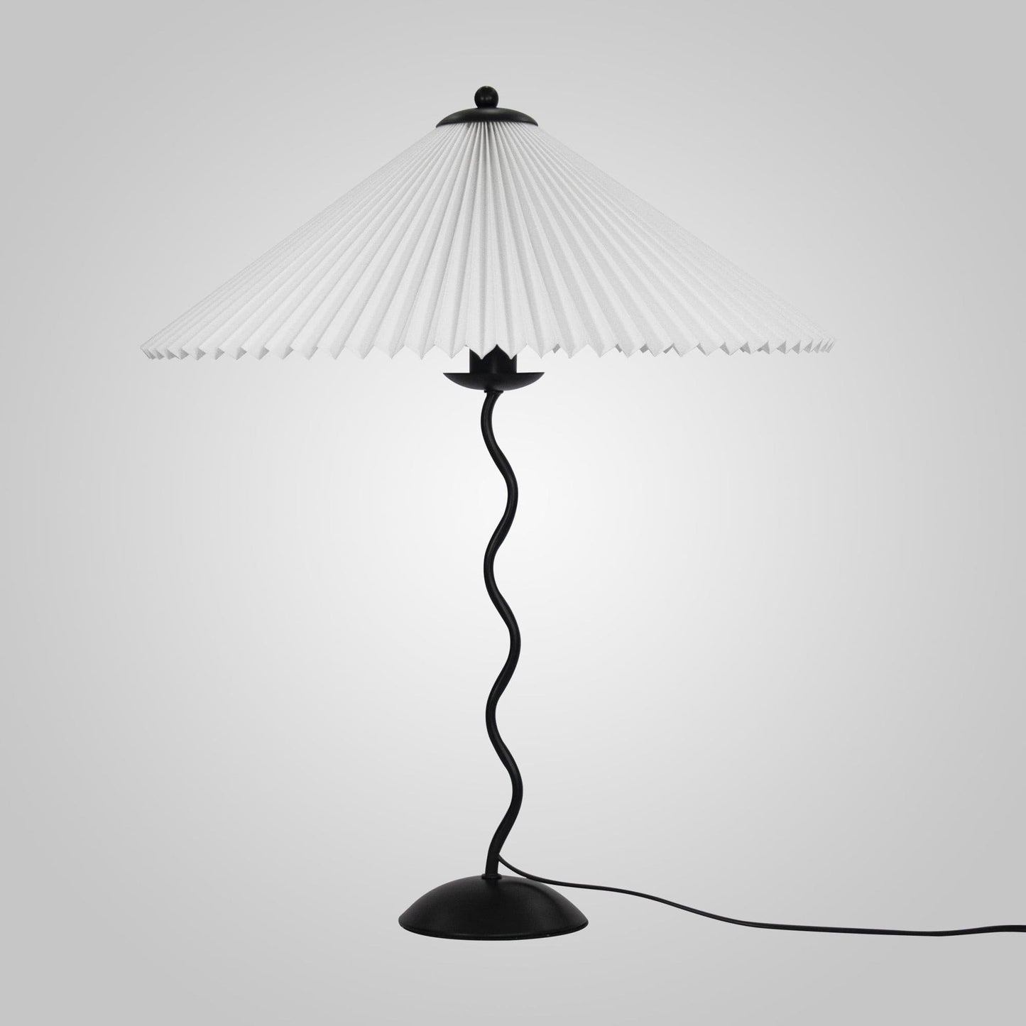 LuxeFold - Bordlampe med premium plisseret skærm og træaccent