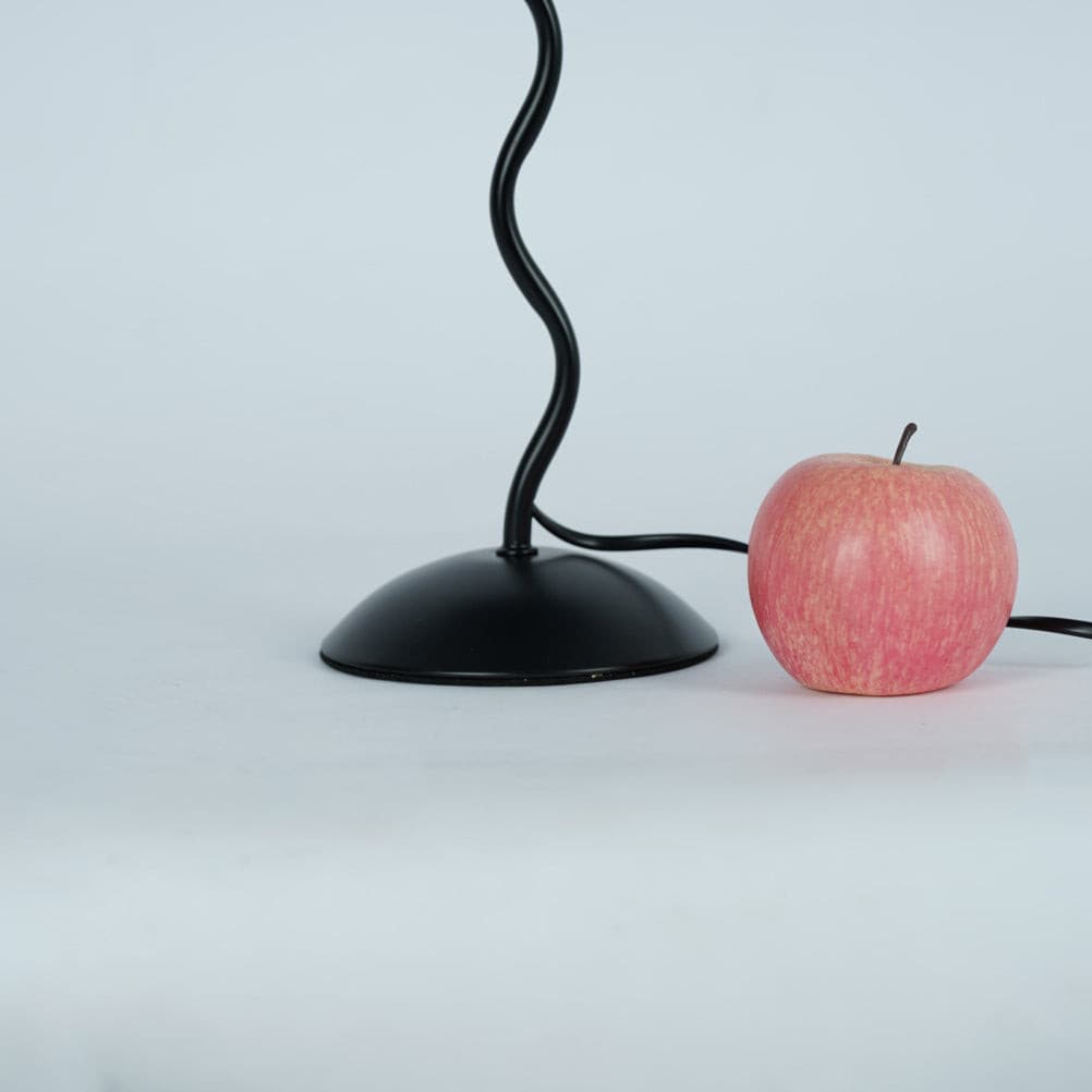 LuxeFold - Bordlampe med premium plisseret skærm og træaccent