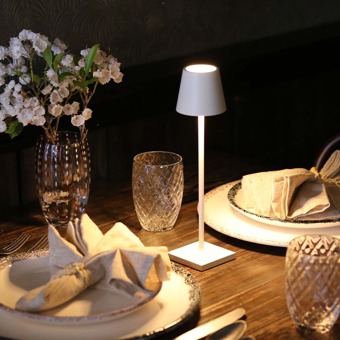 PoldLight – Modern LED Table Lamp with Charging Capability