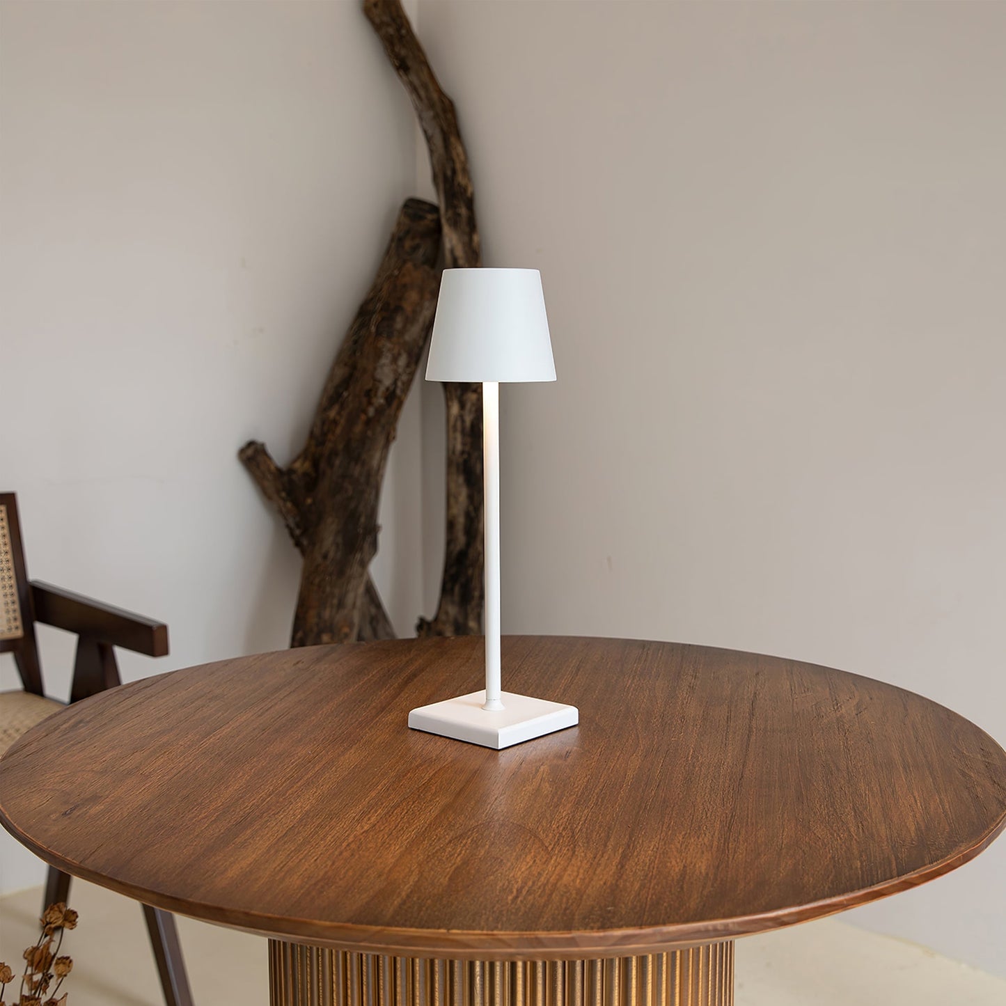 PoldLight – Modern LED Table Lamp with Charging Capability
