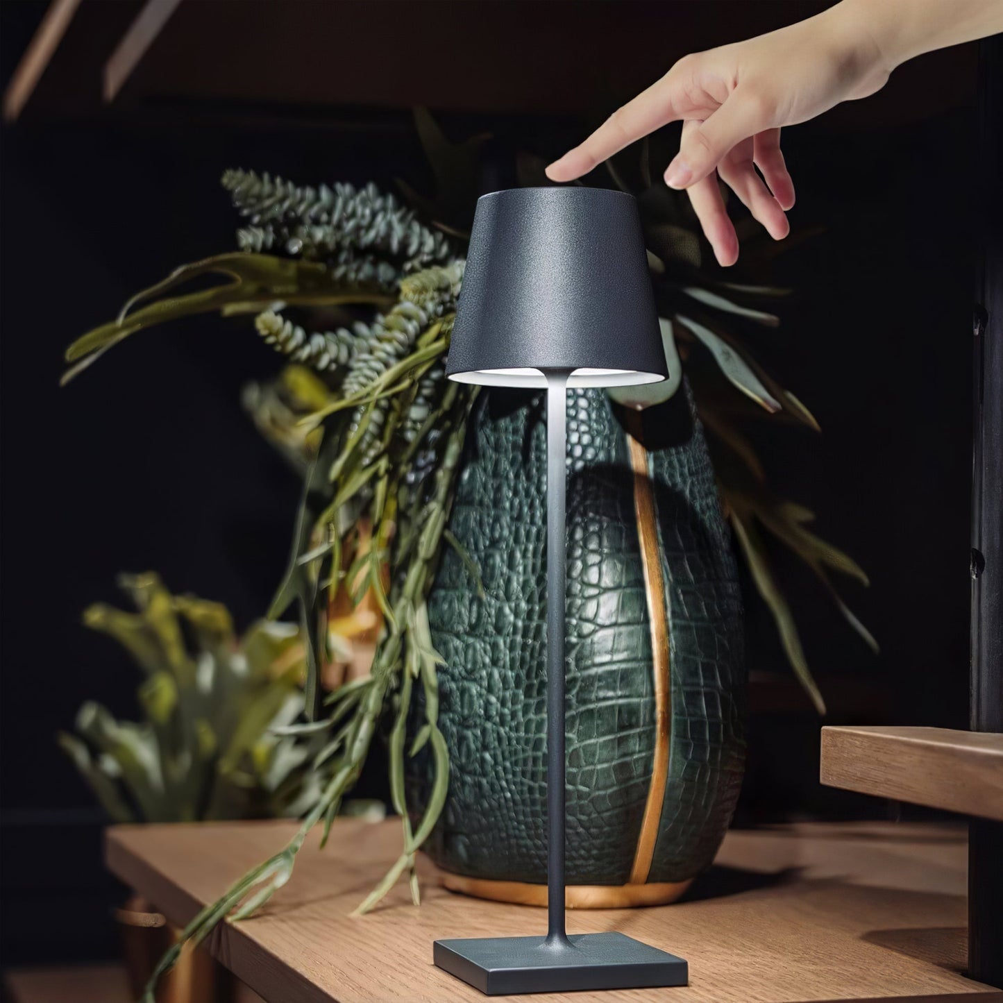 PoldLight – Modern LED Table Lamp with Charging Capability