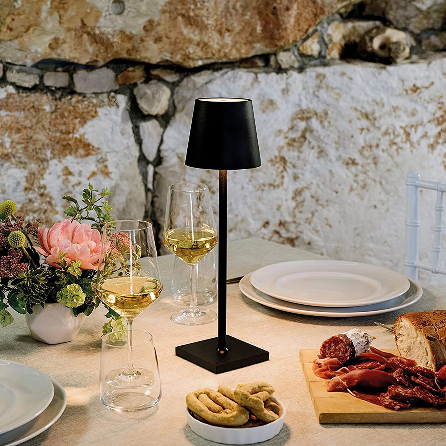 PoldLight – Modern LED Table Lamp with Charging Capability