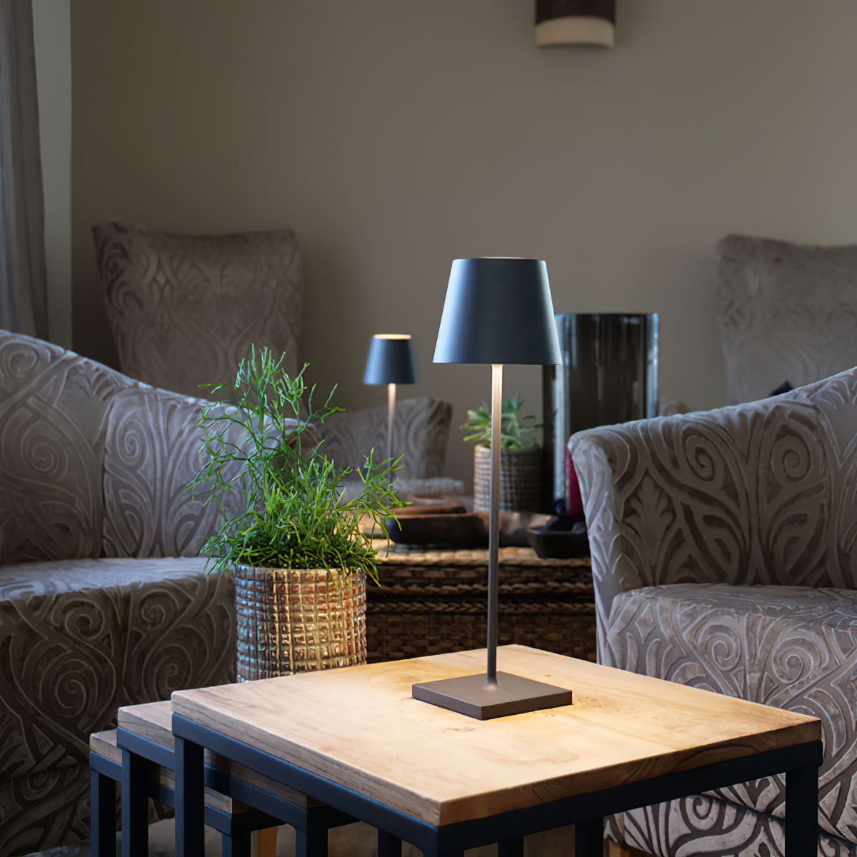 PoldLight – Modern LED Table Lamp with Charging Capability