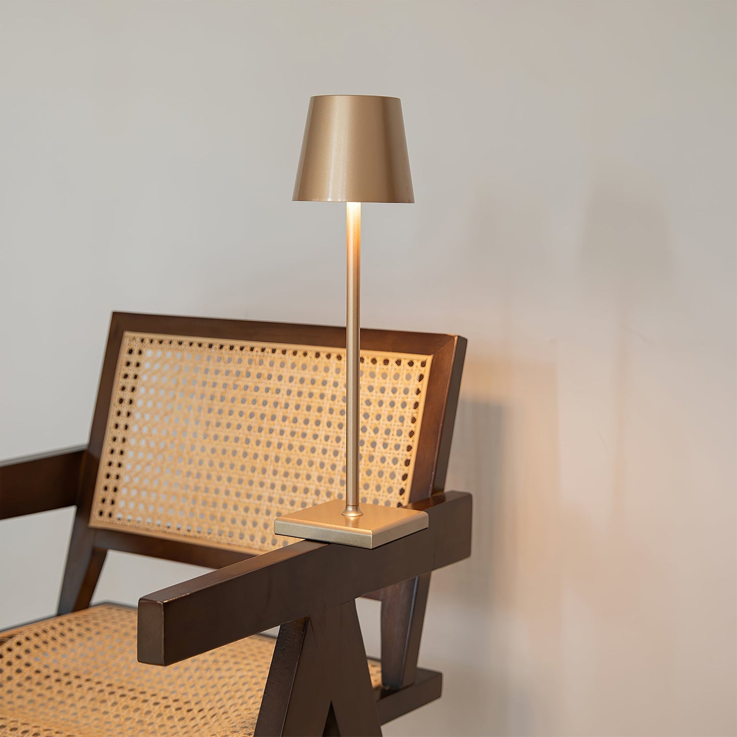 PoldLight – Modern LED Table Lamp with Charging Capability