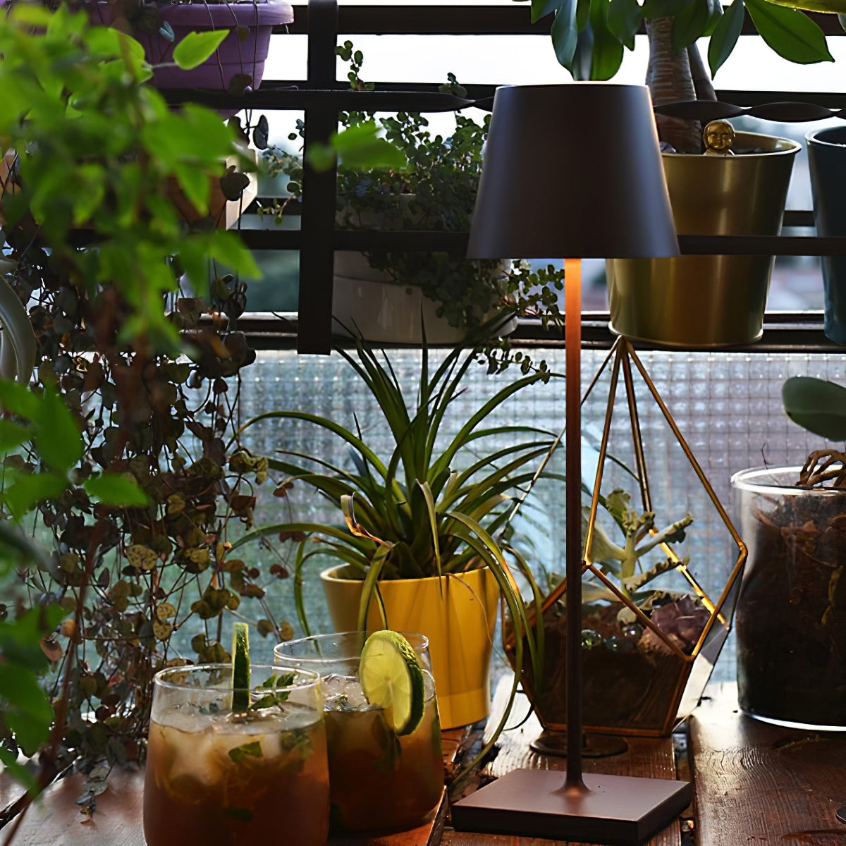 PoldLight – Modern LED Table Lamp with Charging Capability