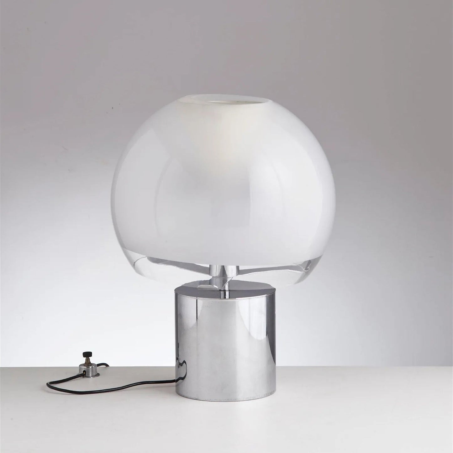 FusionGlow – Retro-inspireret bordlampe med glaskrop