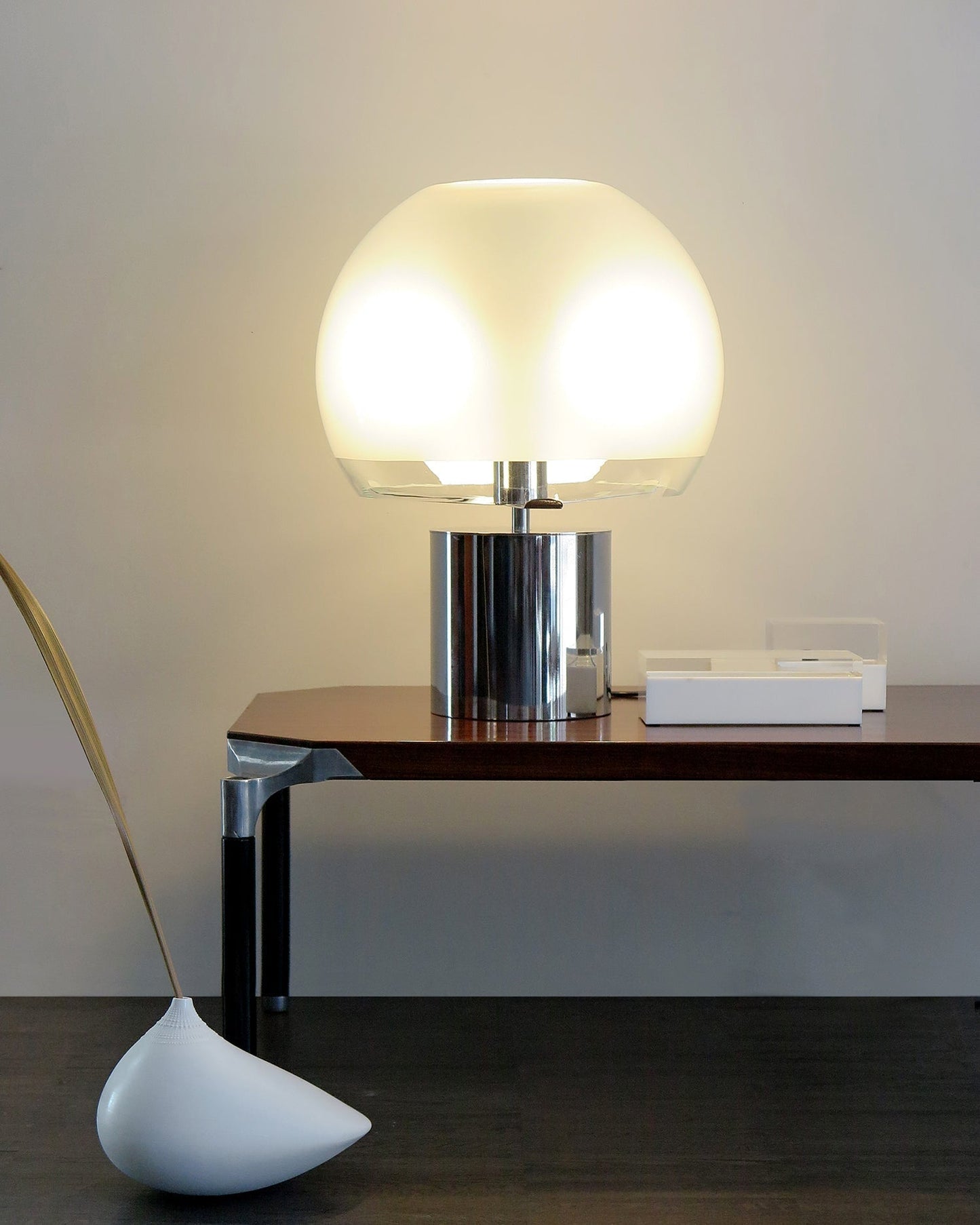 FusionGlow – Retro-inspireret bordlampe med glaskrop
