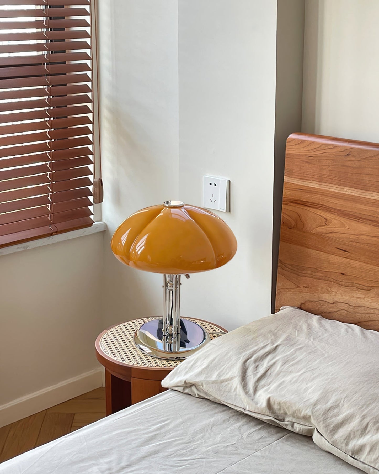 RetroGlow – Lampada da scrivania in vetro arancione