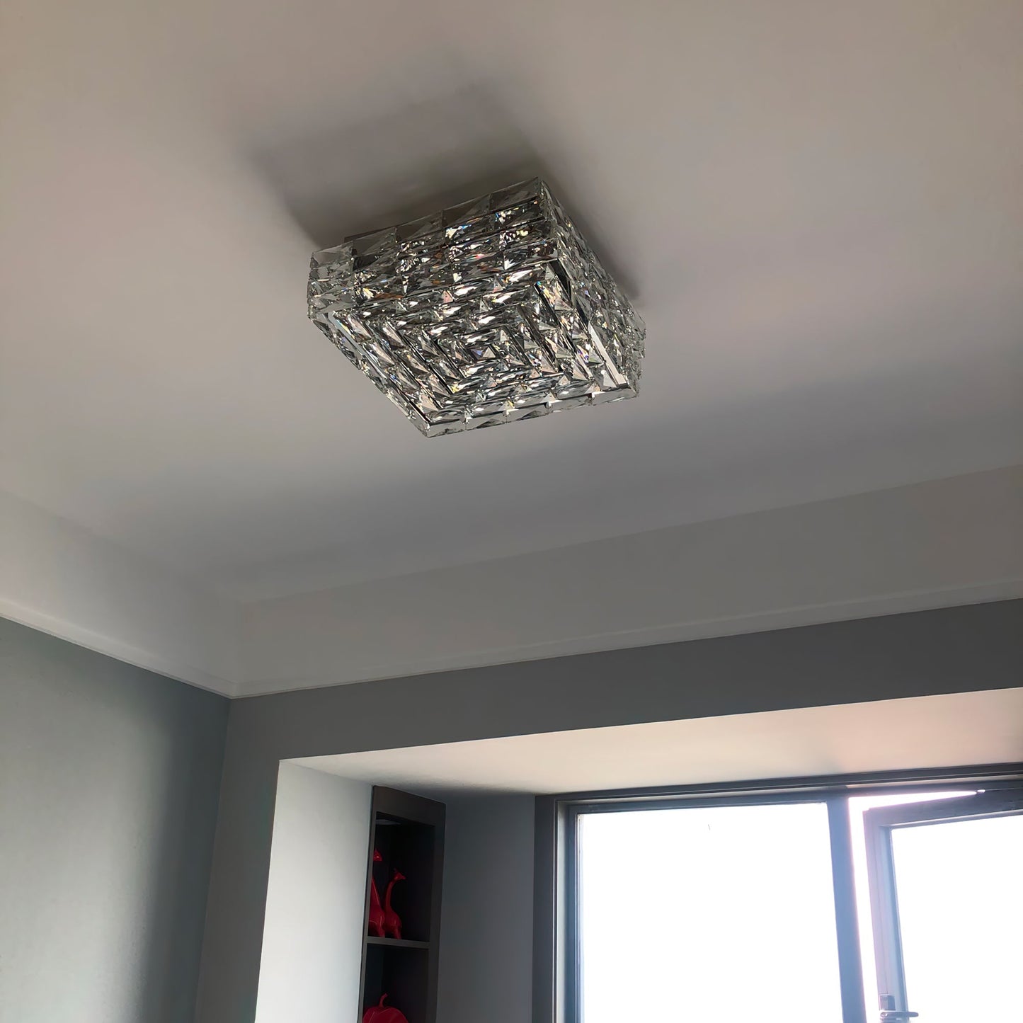 PrismLuxe - Plafonnier au design sophistiqué et à l'illumination changeante