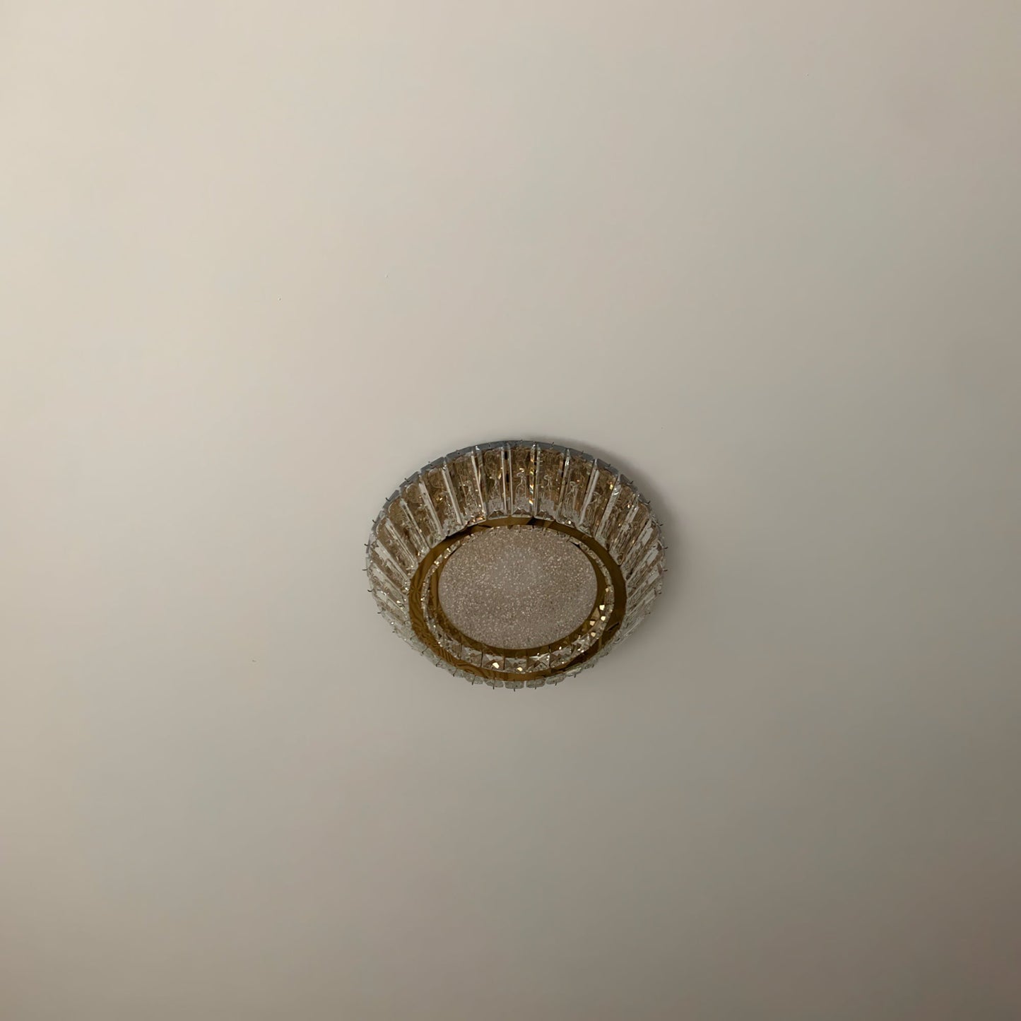 PrismLuxe - Plafonnier au design sophistiqué et à l'illumination changeante