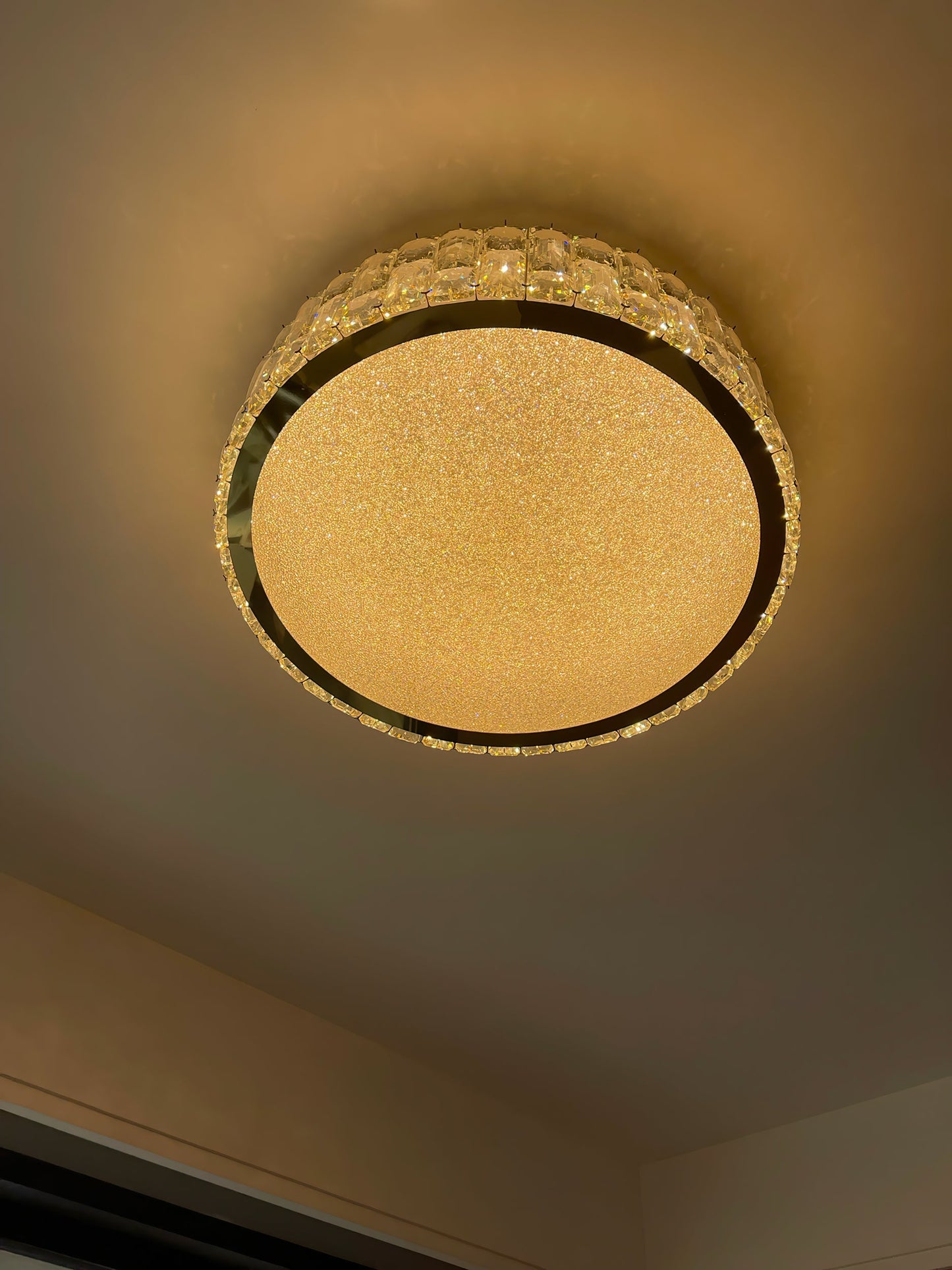 PrismLuxe - Plafonnier au design sophistiqué et à l'illumination changeante