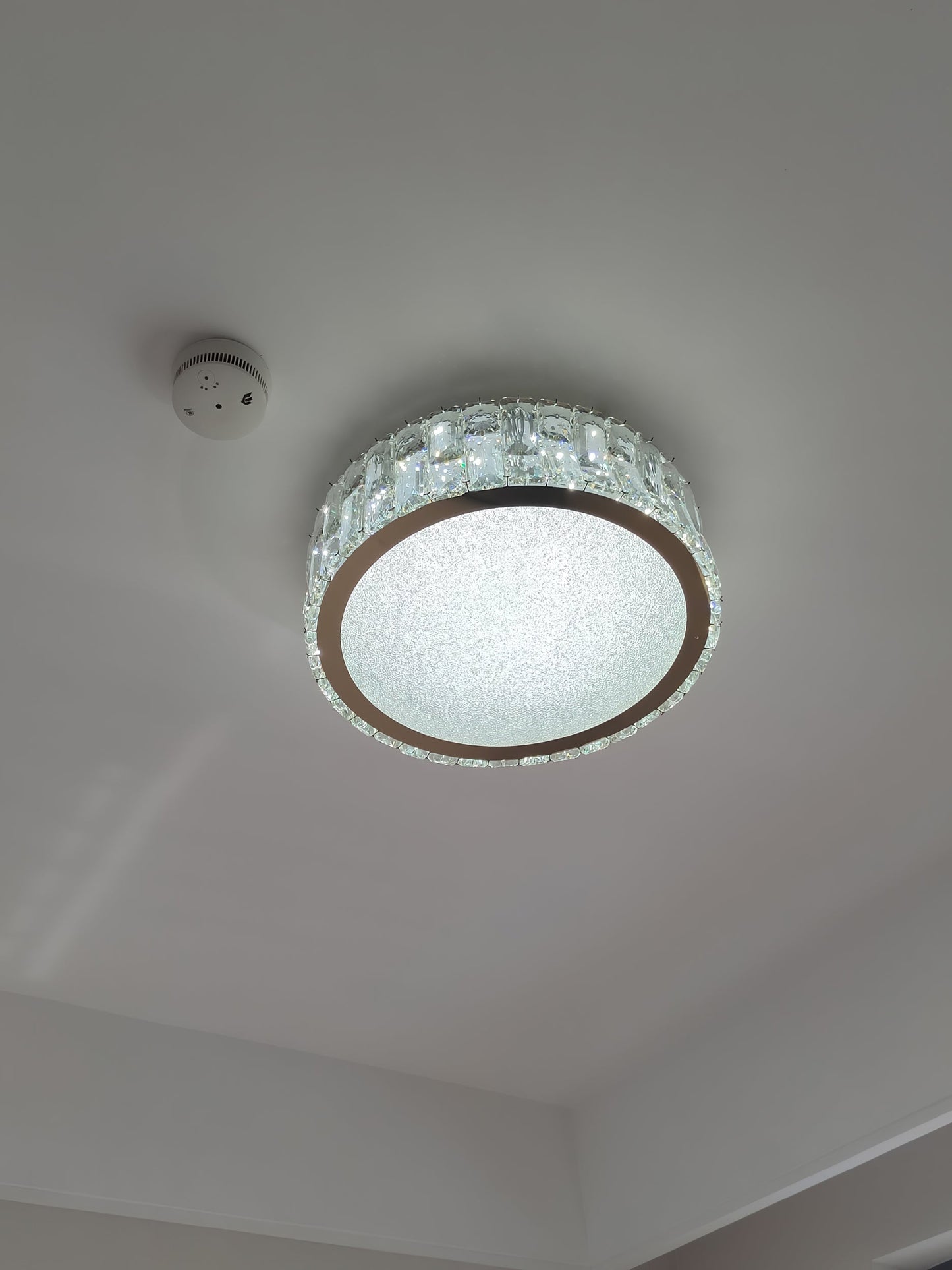 PrismLuxe - Plafonnier au design sophistiqué et à l'illumination changeante