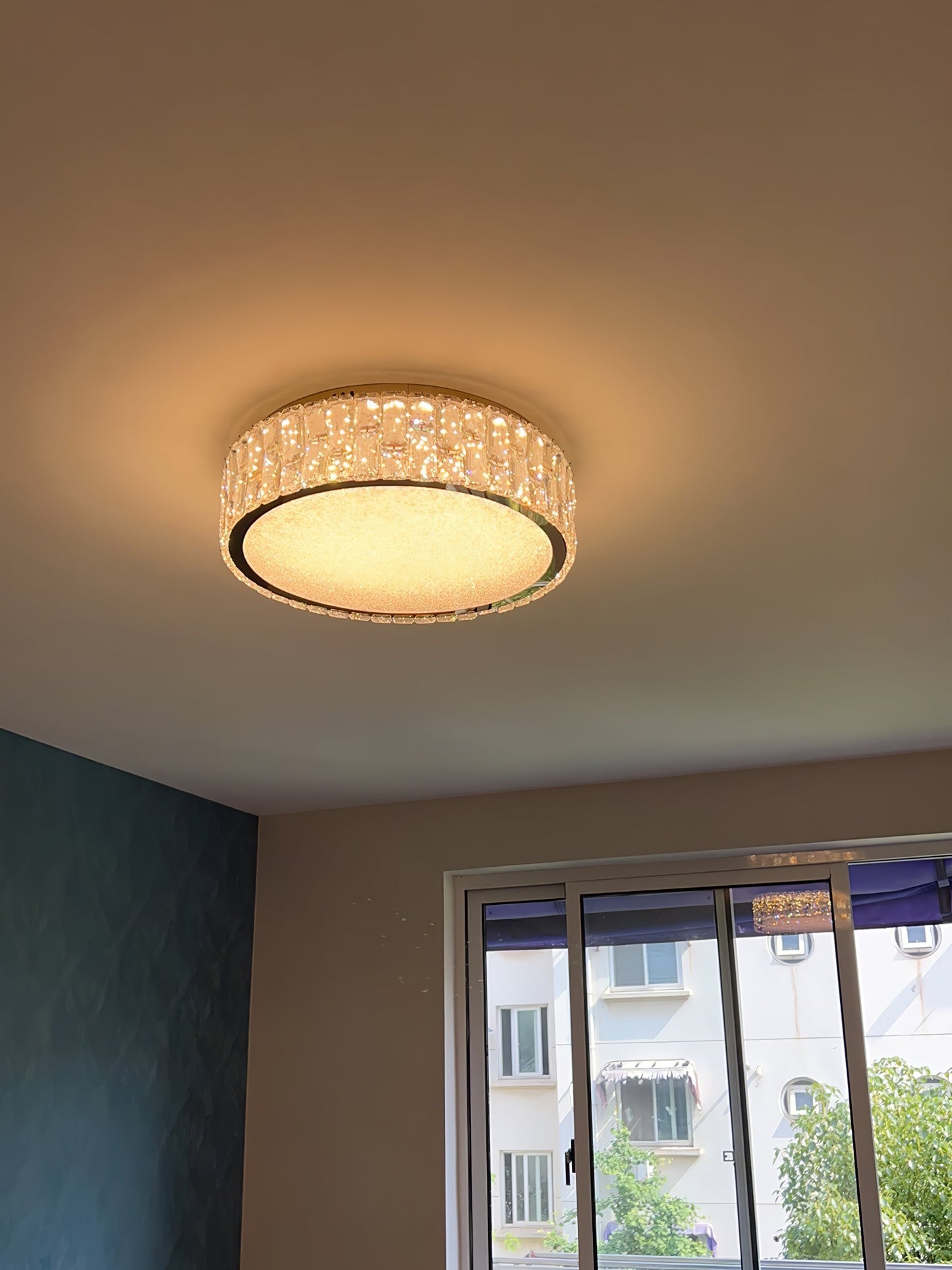 PrismLuxe - Plafonnier au design sophistiqué et à l'illumination changeante
