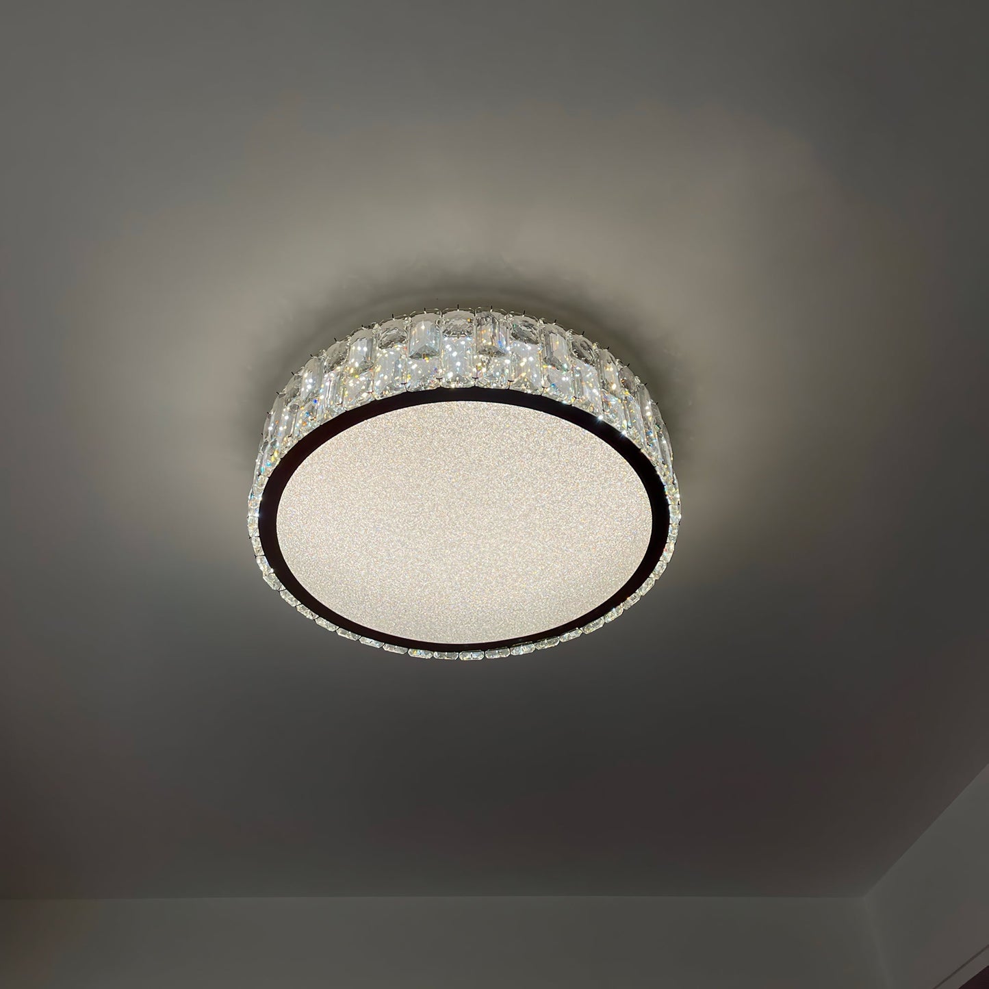 PrismLuxe - Plafonnier au design sophistiqué et à l'illumination changeante