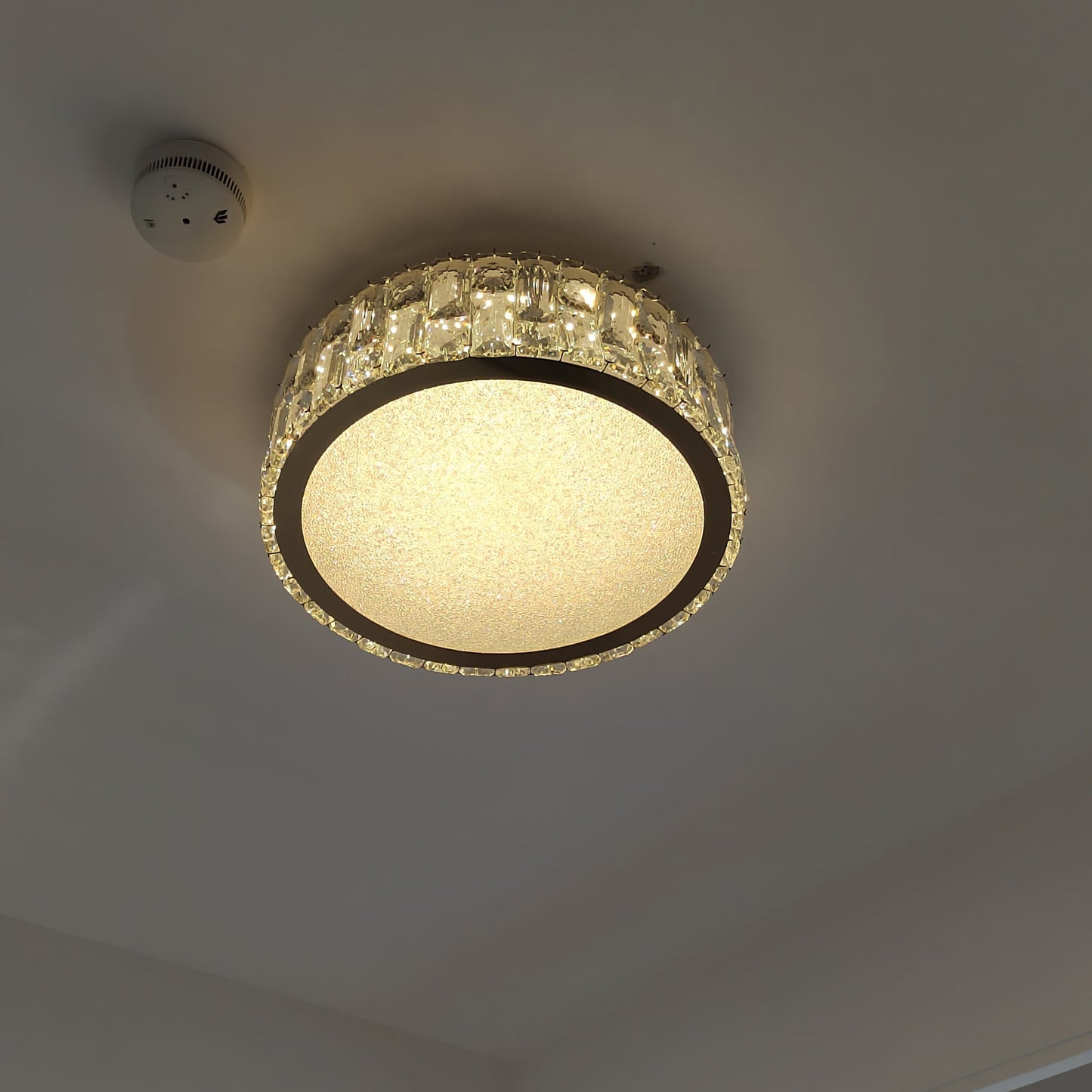 PrismLuxe - Plafonnier au design sophistiqué et à l'illumination changeante