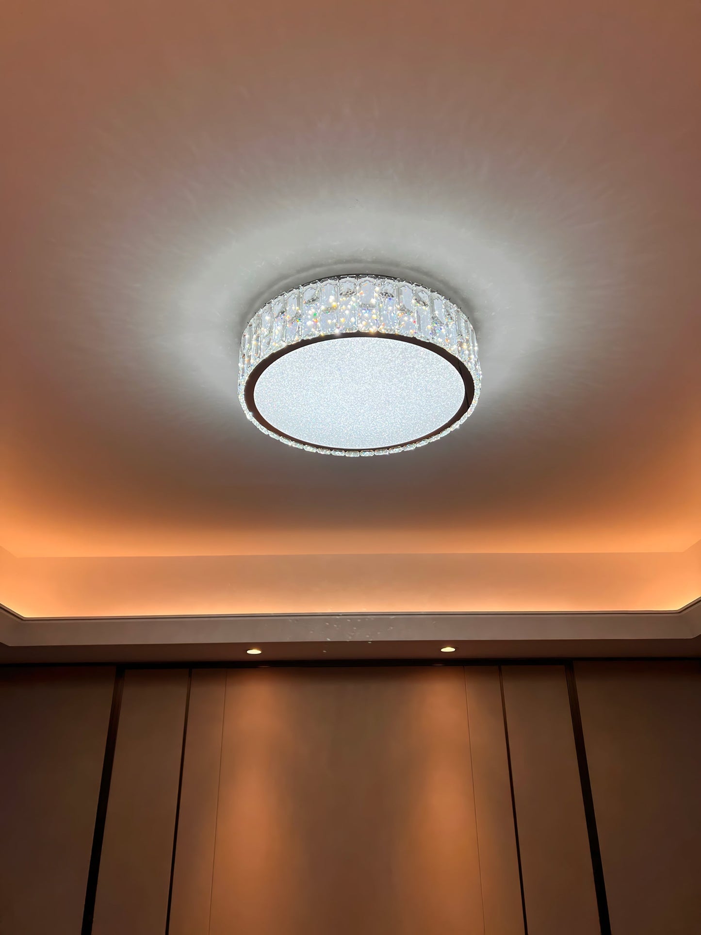 PrismLuxe - Plafonnier au design sophistiqué et à l'illumination changeante