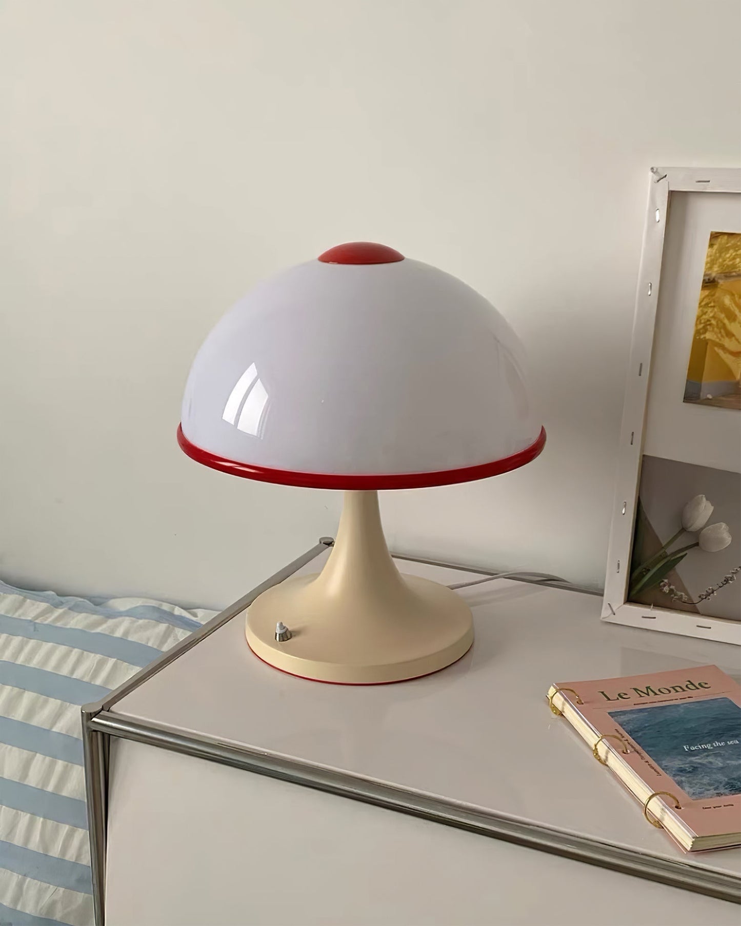 MushroomRadiance - Table Lamp with Sleek Base and Soft Lighting