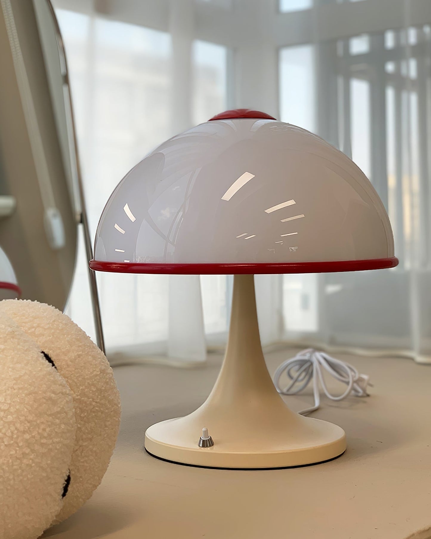 MushroomRadiance - Table Lamp with Sleek Base and Soft Lighting