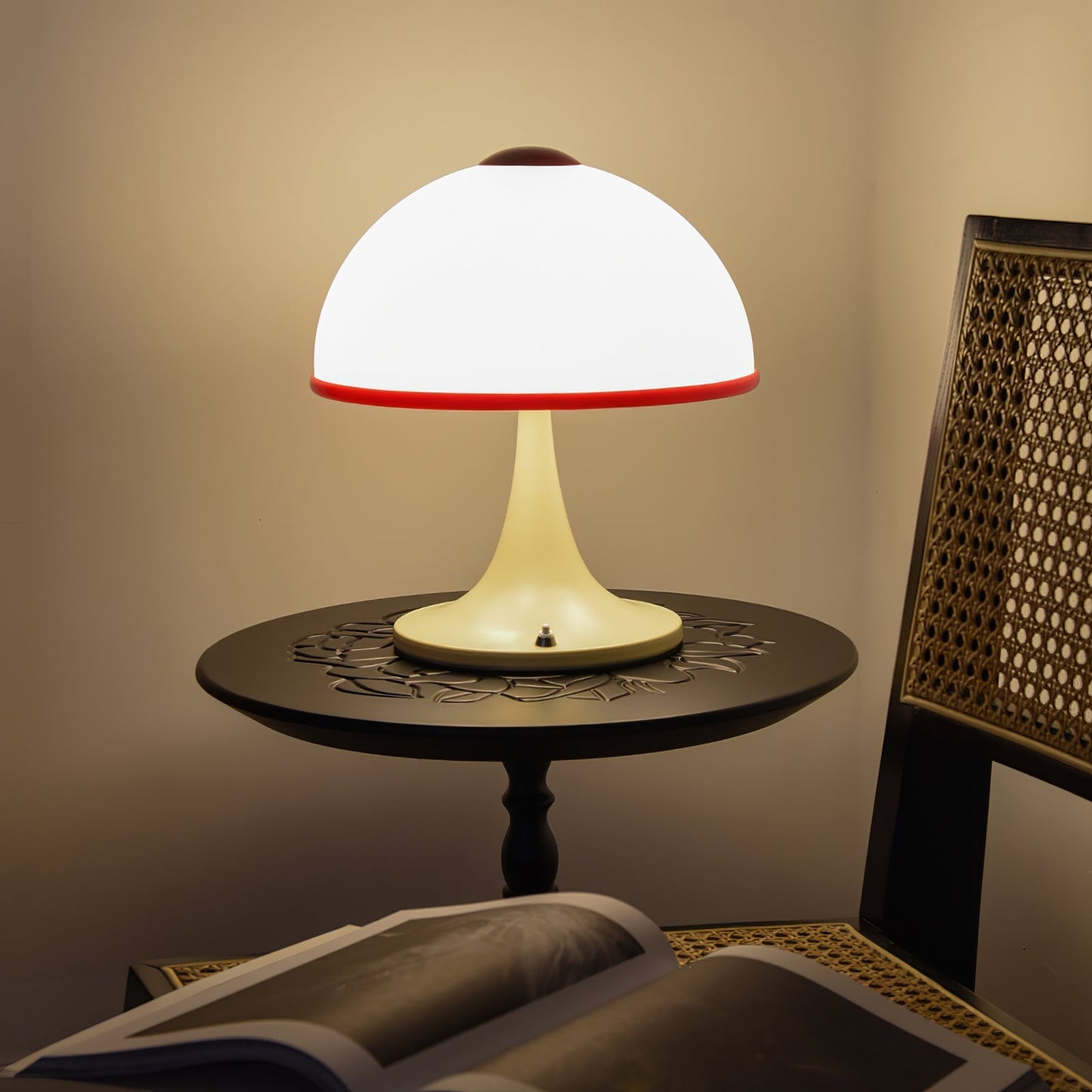 MushroomRadiance - Table Lamp with Sleek Base and Soft Lighting