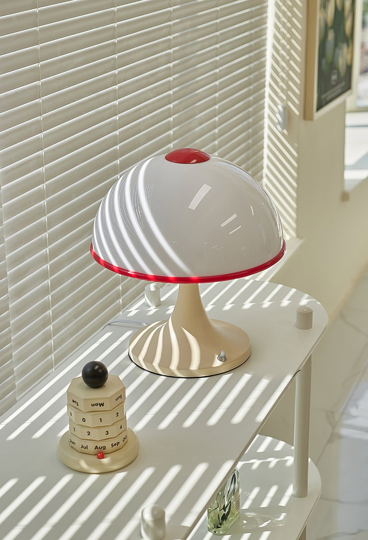 MushroomRadiance - Table Lamp with Sleek Base and Soft Lighting