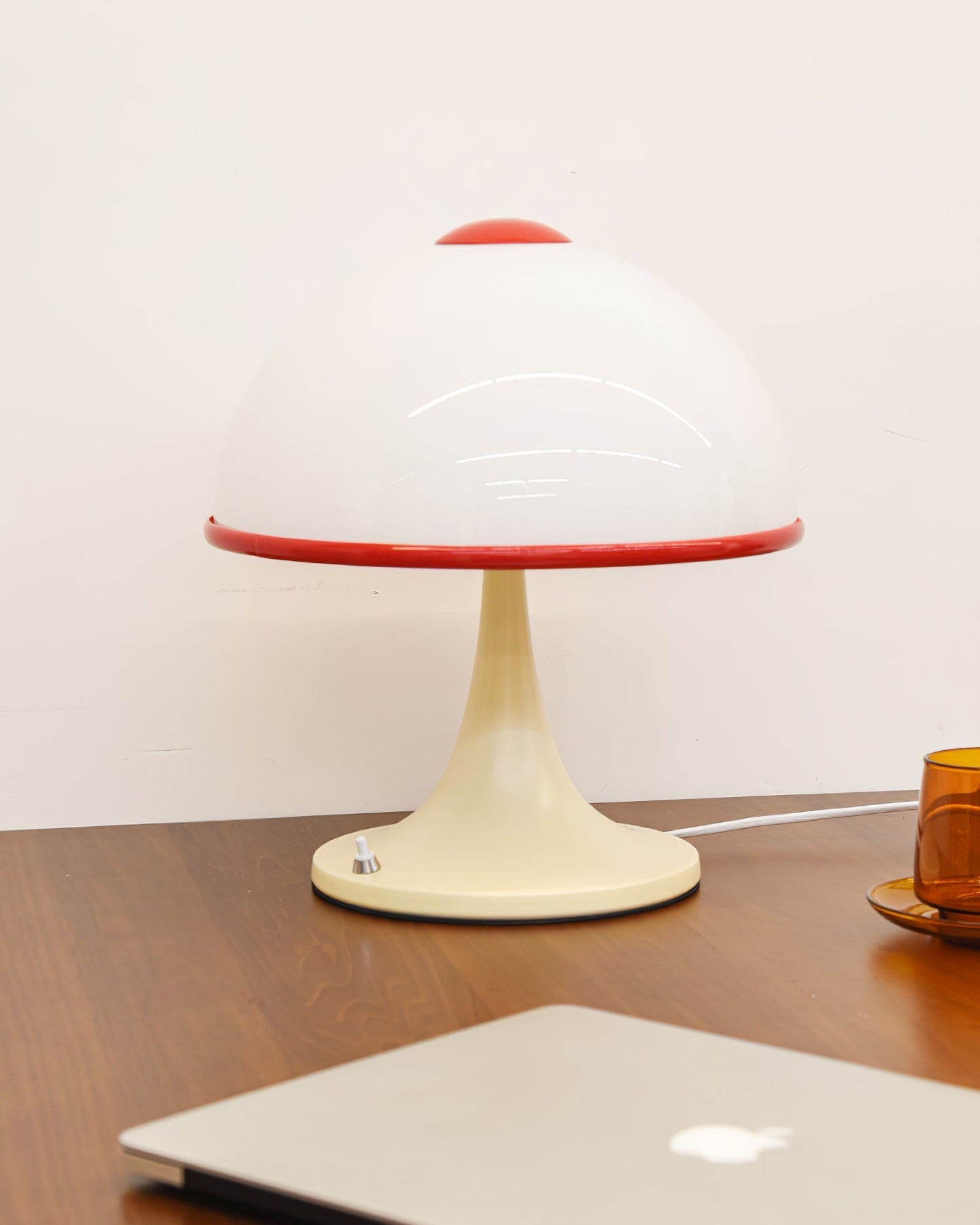 MushroomRadiance - Table Lamp with Sleek Base and Soft Lighting