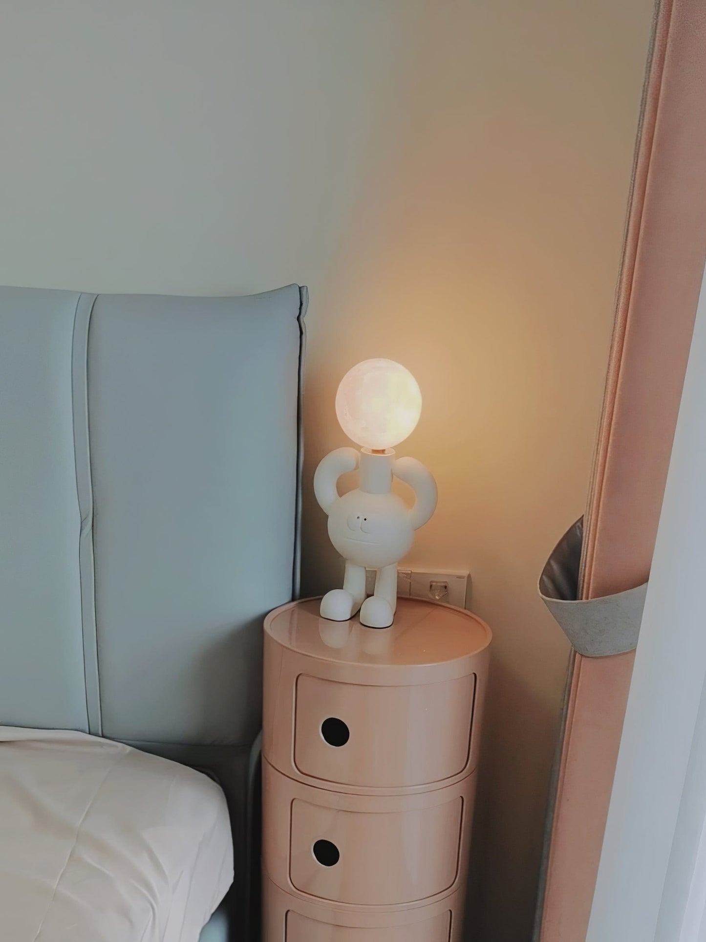 RoboLuxe - Lampada da Tavolo con Design Ispirato ai Robot e Illuminazione Accogliente