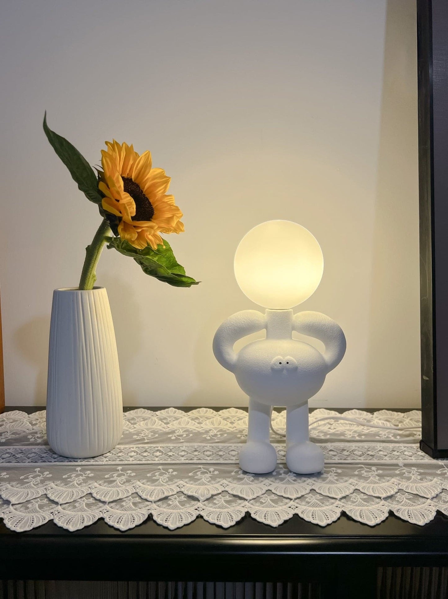 RoboLuxe - Lampada da Tavolo con Design Ispirato ai Robot e Illuminazione Accogliente