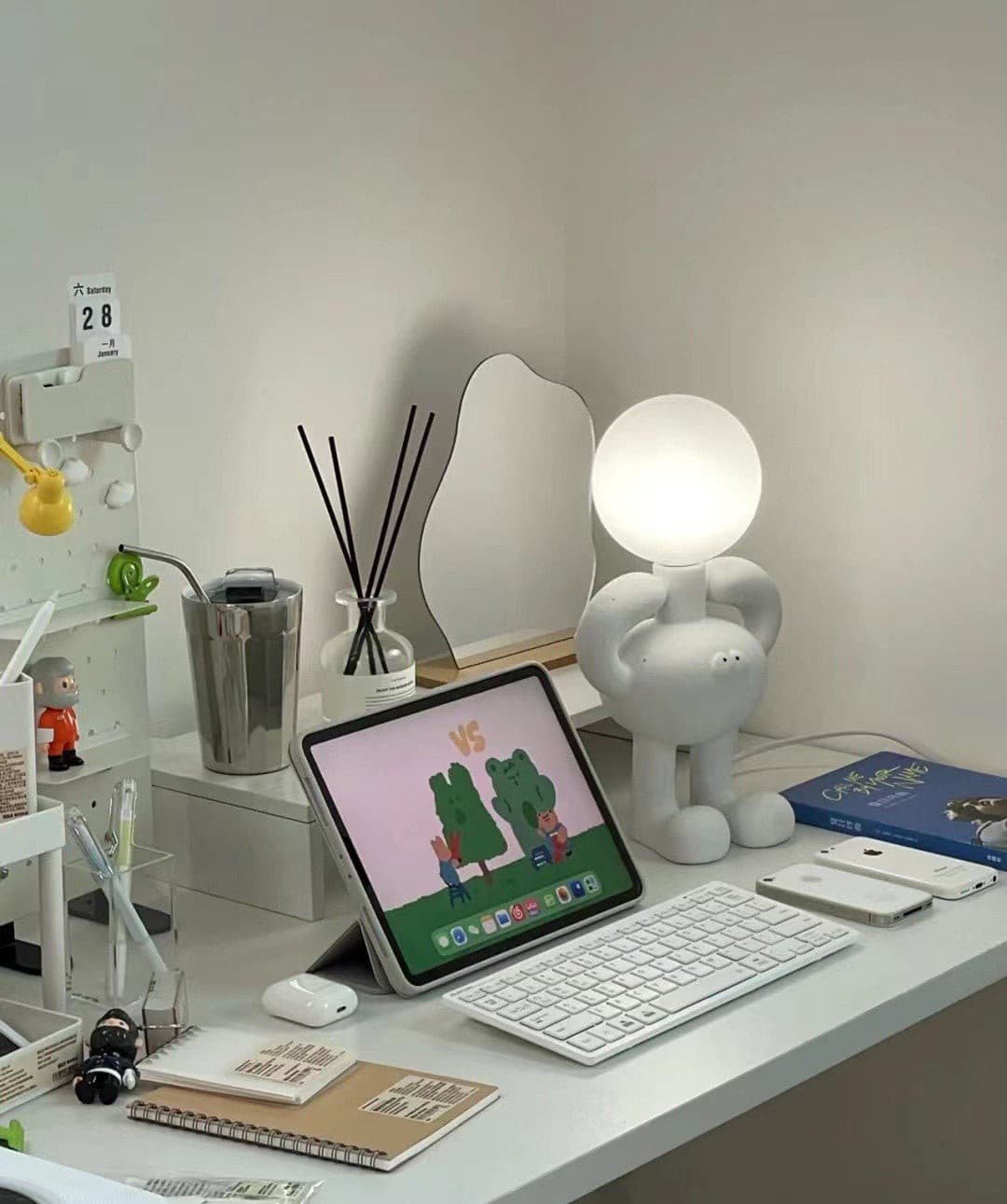 RoboLuxe - Lampada da Tavolo con Design Ispirato ai Robot e Illuminazione Accogliente