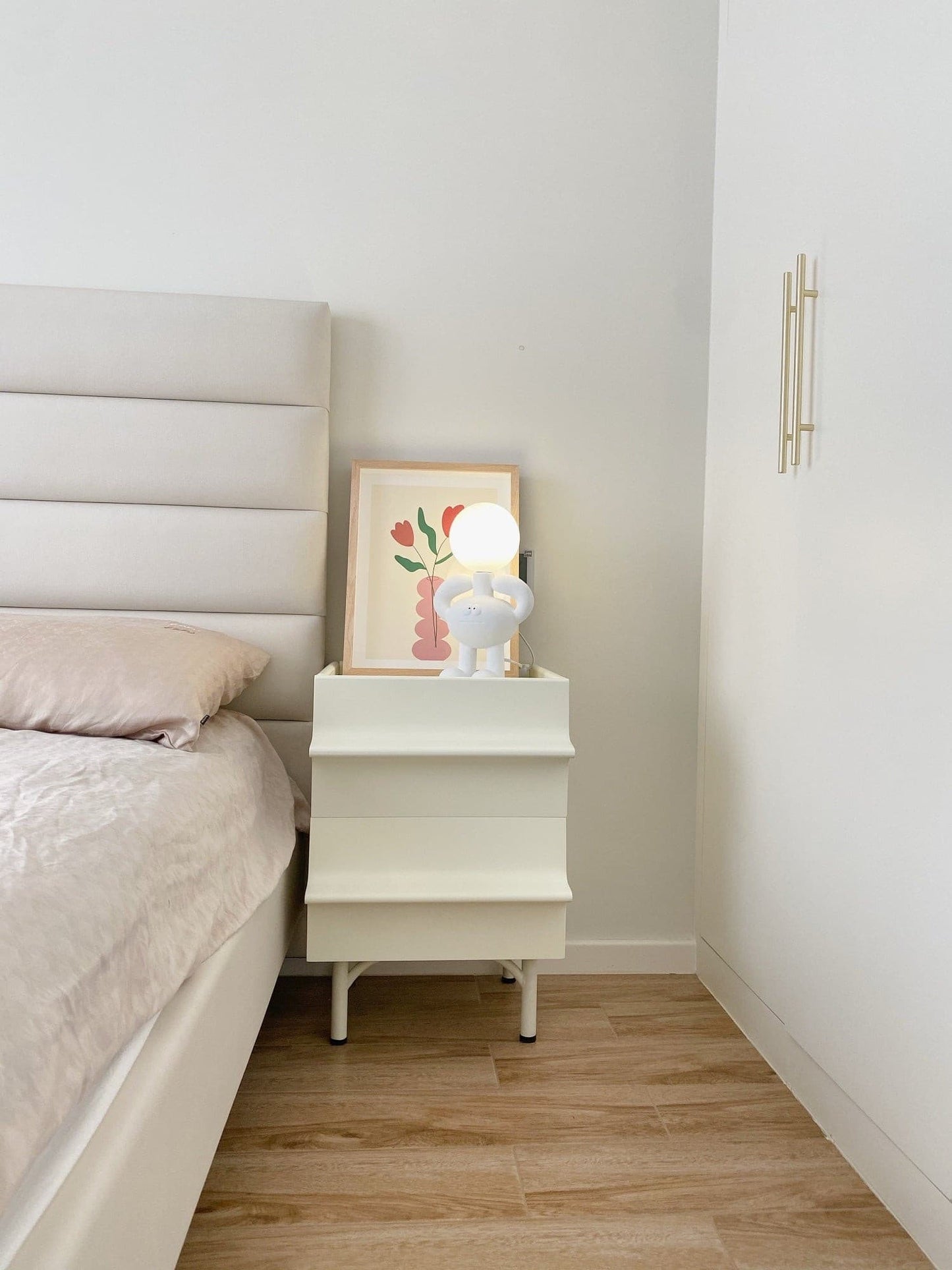 RoboLuxe - Lampada da Tavolo con Design Ispirato ai Robot e Illuminazione Accogliente