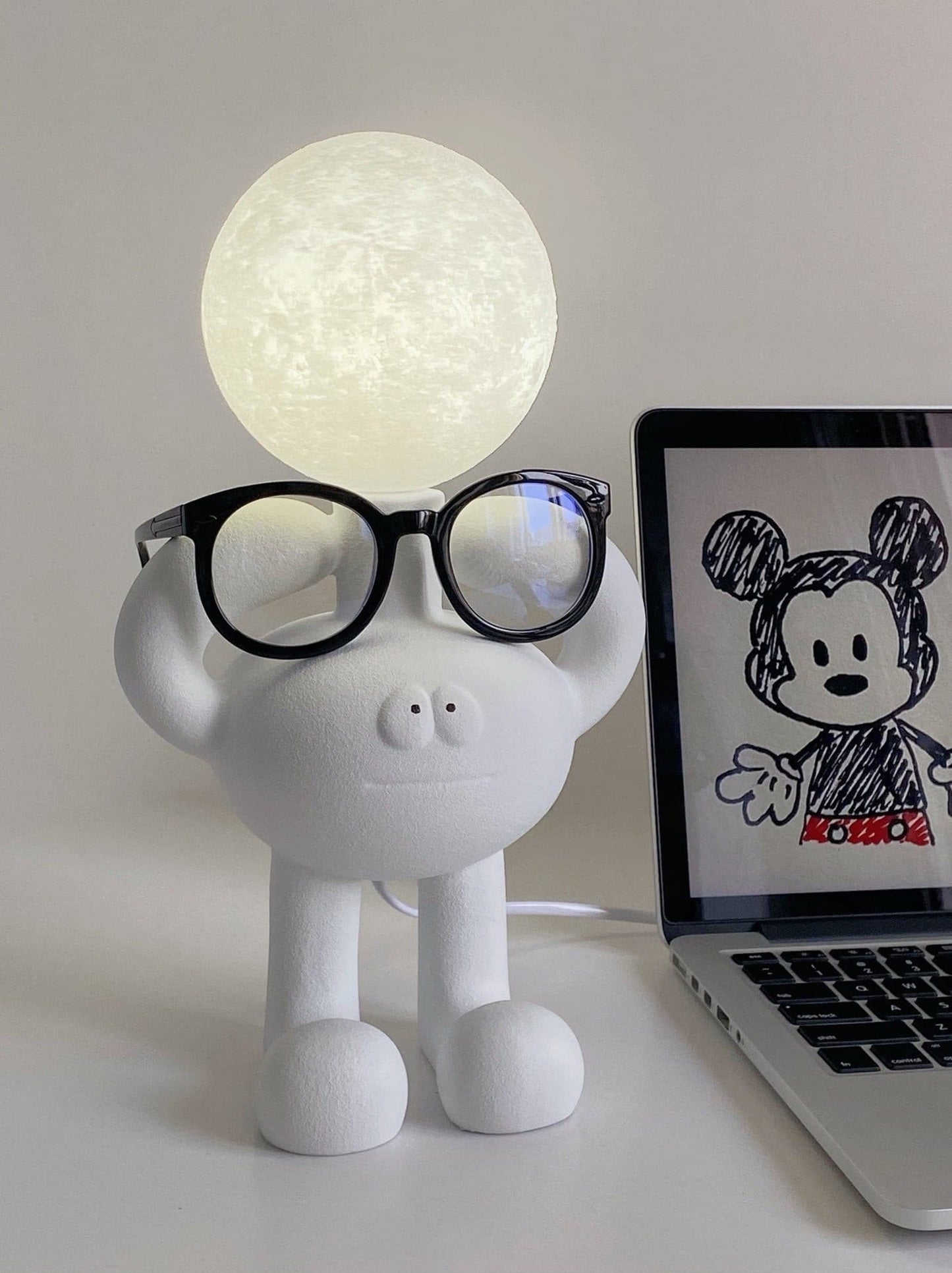 RoboLuxe - Lampada da Tavolo con Design Ispirato ai Robot e Illuminazione Accogliente