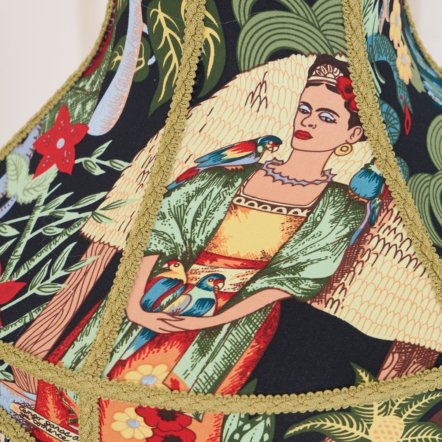 VintageBloom - Lámpara de Mesa en Motivo Floral Francés con Flecos