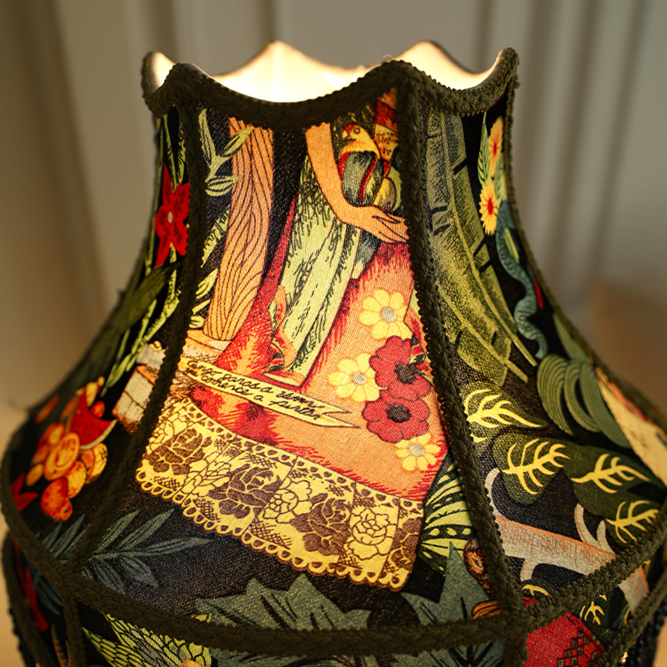 VintageBloom - Lámpara de Mesa en Motivo Floral Francés con Flecos