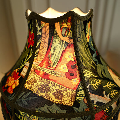 VintageBloom - Lámpara de Mesa en Motivo Floral Francés con Flecos