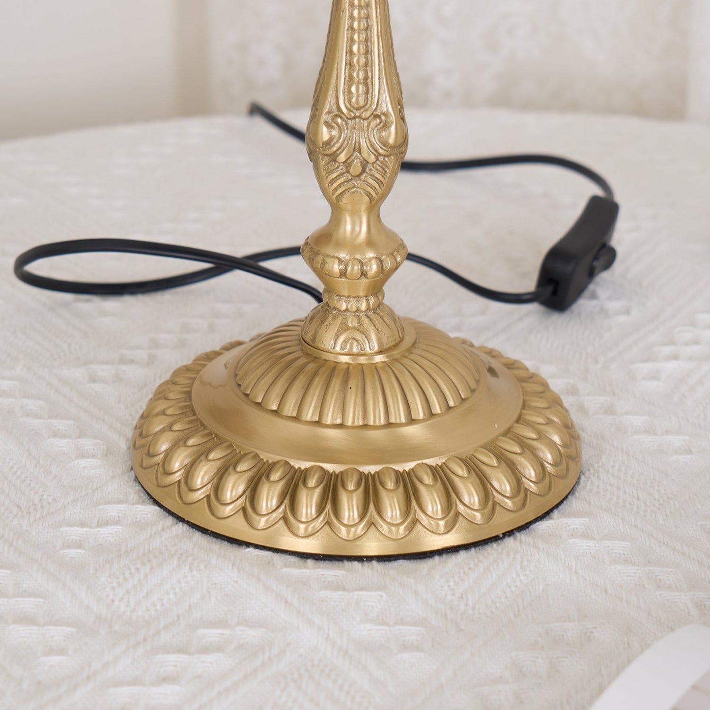 VintageBloom - Lámpara de Mesa en Motivo Floral Francés con Flecos