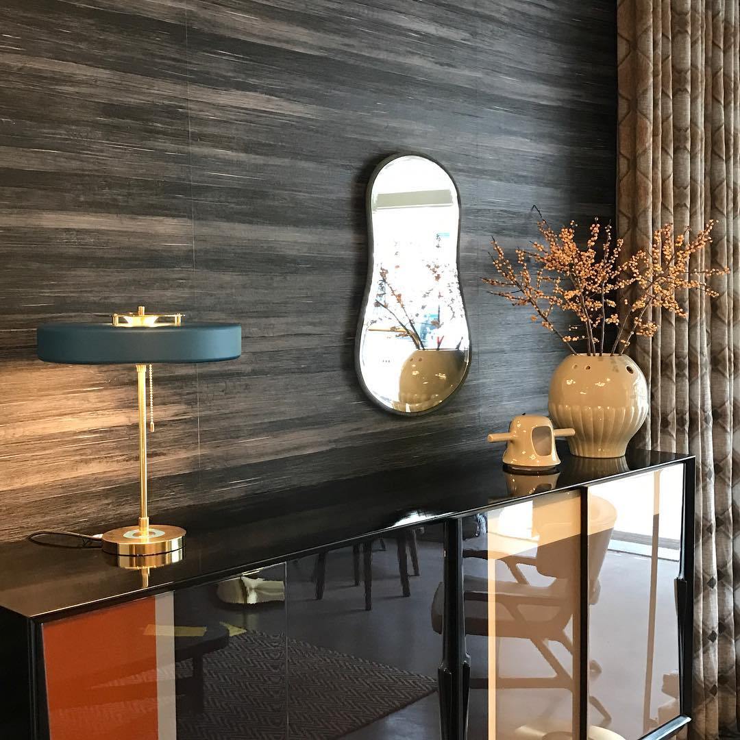 ElegantGlow – Timeless Metal and Acrylic Table Lamp