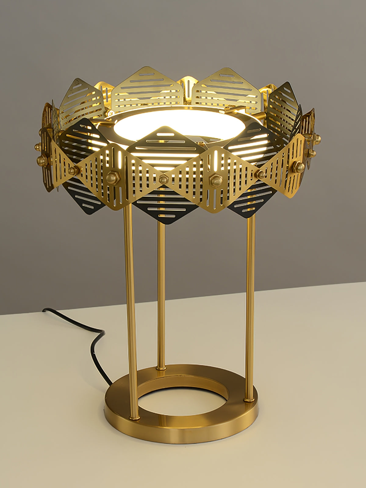 LuxeCrimson - Table Lamp with Timeless Design and Warm Red Elegance