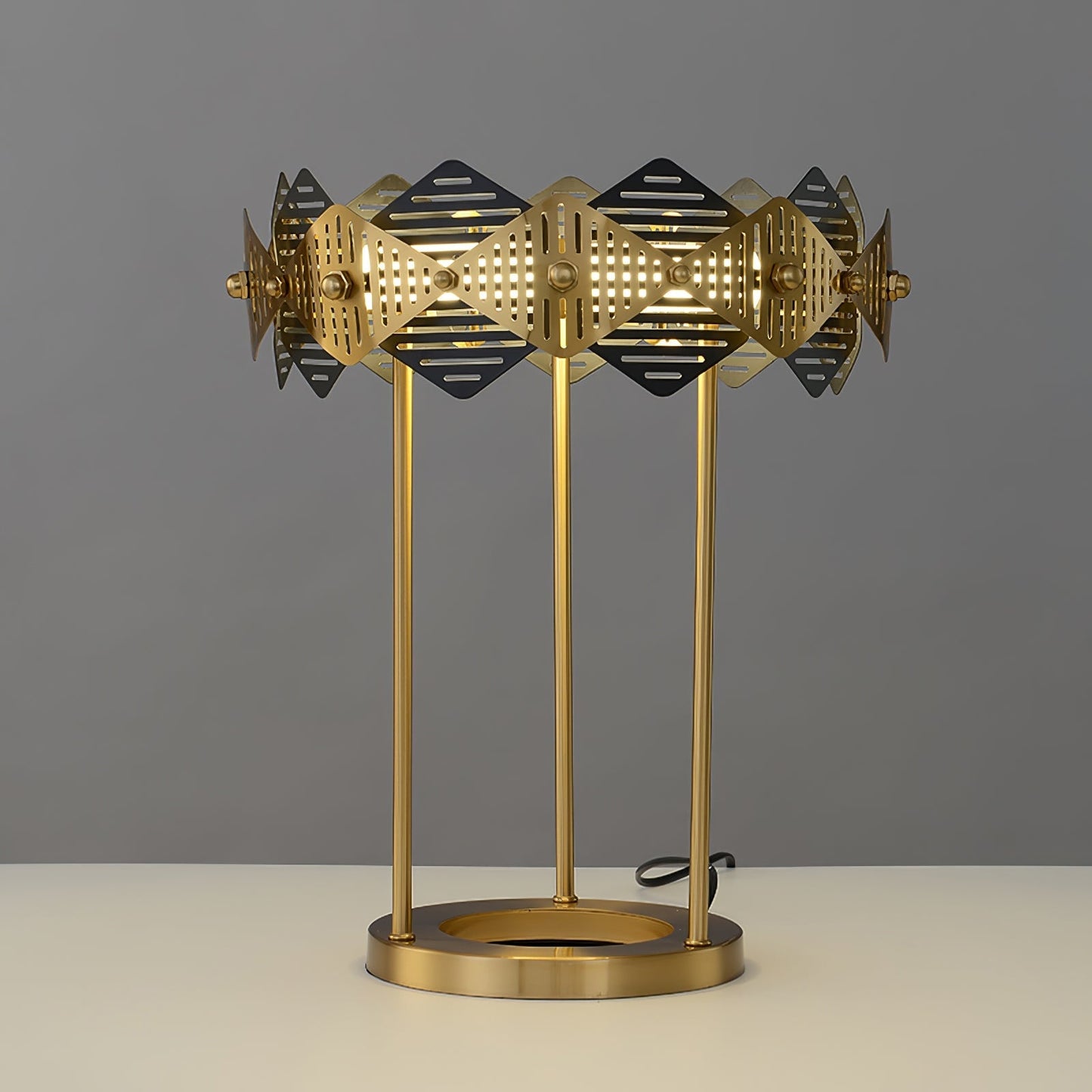 LuxeCrimson - Table Lamp with Timeless Design and Warm Red Elegance