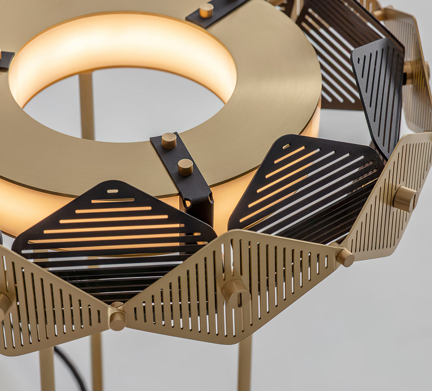 LuxeCrimson - Table Lamp with Timeless Design and Warm Red Elegance